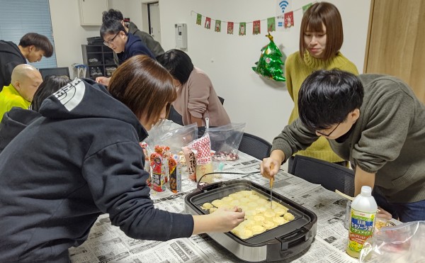 社員寮でたこ焼きパーティーを開催しました